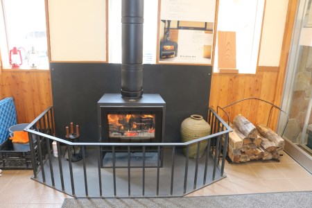 南相木村の薪『雑木（クリ、アカシア、ケヤキ等）』（1立米、軽トラック1台分）～片道100キロ圏内、軽トラックで直接配達～　※令和５年３月に割った薪です