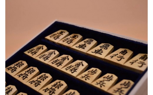 
                  0650-08-01 「宗月」作 盛上 将棋駒 錦旗 御蔵島黄楊 薄虎斑 【限定1品】
                