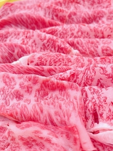 冷凍 松阪牛 肩ロース すき焼き 800g ／ 瀬古食品 ふるさと納税 牛肉 松阪肉 名産 ブランド 霜ふり本舗 牛肉 お肉 肉 和牛 黒毛和牛 国産 国産牛 松阪牛 すき焼き ブランド牛 ご自宅用 