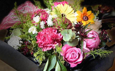 flower stand haco お任せ 季節のフラワーアレンジブーケ（花束） Sサイズ 生花 記念日 母の日 お祝い 誕生日 フラワーアレンジメント 岐阜市/flower stand haco [