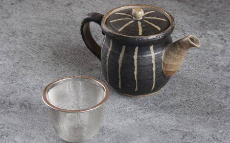 【瀬戸焼】 「舞陶館」　線彫 ポット急須・黒色（金網茶こし付）１個 【松本陶器株式会社】/ 急須 ポット / 瀬戸市[BBDX007]