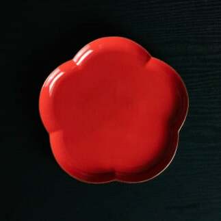 【紅白梅で彩る祝いの席】22cm 香梅プレート L 紅白 2枚セット【金照堂】祝いの席 ハレの日 正月 大皿 プレート 食器セット 器 皿 赤 白 有田焼 A40-336_イメージ3