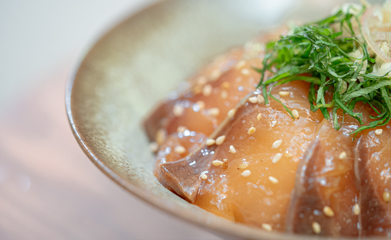 朝〆ぶり ごまだれ漬け丼用 100g×2袋 養殖 ブリ 鰤 海鮮 小分け 冷凍 簡単調理 新鮮 海鮮丼 家庭用 晩酌 高知県産 産地直送 おすすめ 人気 贈答 配達日指定可 高知県 大月町 うみのファ