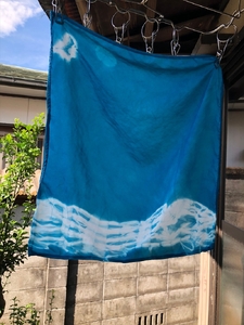 大野山の藍染　空色の藍の生葉染めシルクスカーフ　正方形（約50センチ×50センチ）【 スカーフ 神奈川県 山北町 】