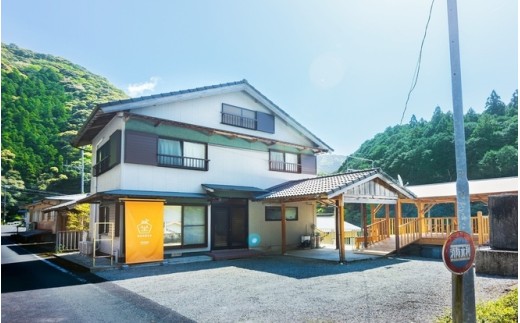 
                  宿泊クーポン券 9000円分 滝の拝を一望 自然に抱かれる秘境宿 -ご縁座OYADO- 1名様～15名様 一棟貸し【gnz202】
                