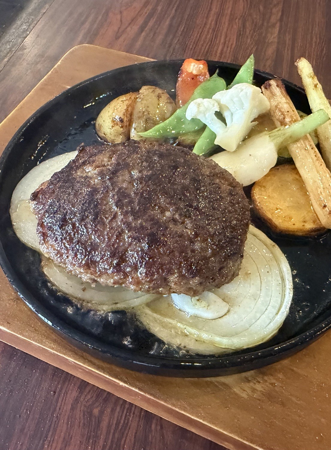 
                  飲めるハンバーグ
                