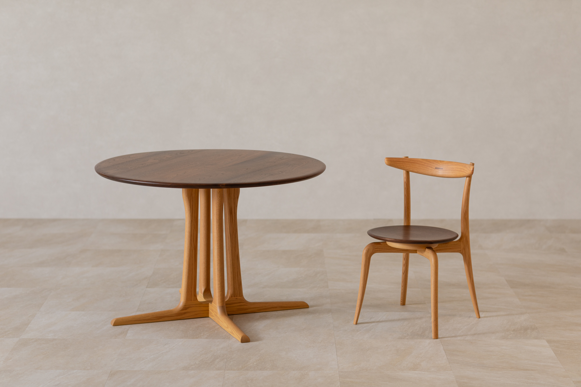 円形 ダイニング テーブル ウォールナット材 レッドオーク材 天然無垢 起立木工 藤枝家具 キッチン日用品 木材 木工 おしゃれ 家具 雑貨 インテリア 机 つくえ デスク 静岡県 藤枝市