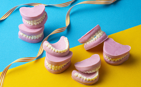 ハロウィン・バレンタインデーチョコレートのニューウェーブ。あなたと一緒にいればー「入れ歯チョコレート」（5個セット）ハロウィンの仮装に。バレンタインデーのサプライズに。【チョコ チョコレート サプライ