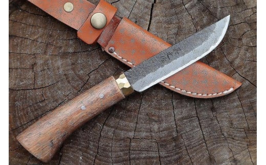 土佐渓流ナイフ105 真鍮丸輪 黒槌目 ダマスカス15層青紙2号鋼 | ナイフ キャンプ アウトドア 打刃物 土佐 鉈 剣鉈 なた 職人 山林 狩猟 熊 刃物 薪割り ハンドメイド 釣り 伝統 工芸 高知県 南国市