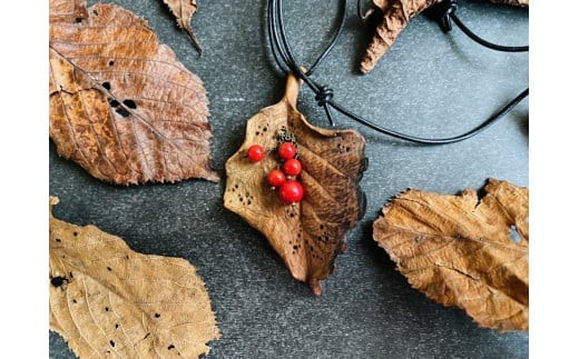 
            ガマズミ枯葉のネックレス(R4-Ⅲ8)
          