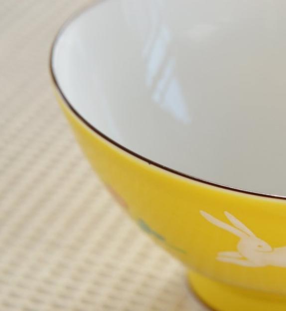 縁には茶色の線引きがあります