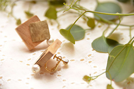「木のアクセサリー」ケヤキ・真鍮・コットンパールのイヤリング 16KGP TR-9-4 徳島 那賀 木 天然木 木製 ケヤキ アクセサリー ピアス ジュエリー シンプル 上品 大人 エレガント かわい
