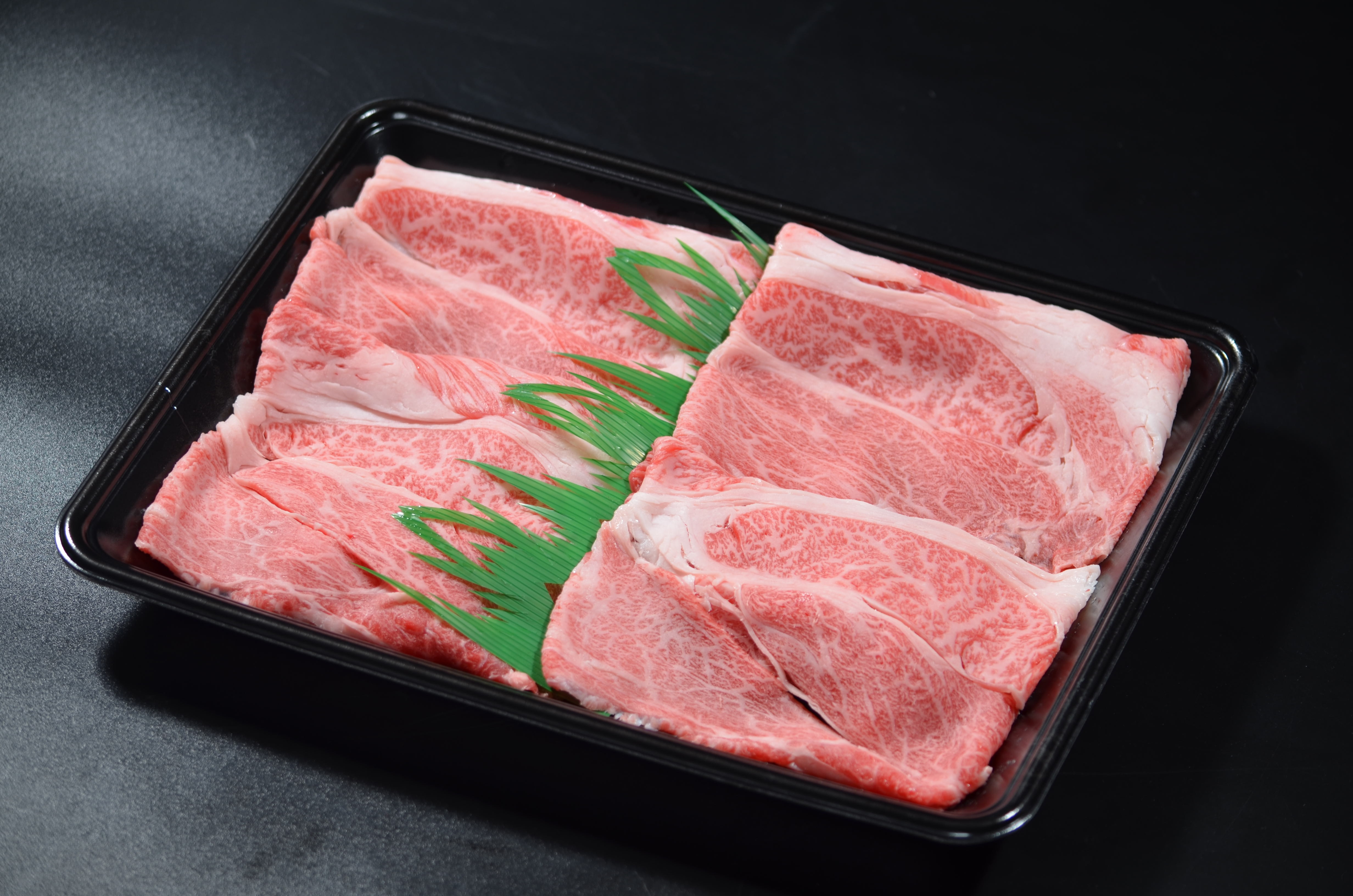 
            鳥取和牛 霜降りしゃぶしゃぶすき焼き 450g
          