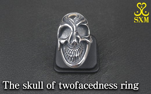 
                  The skull of twofacedness ring
                