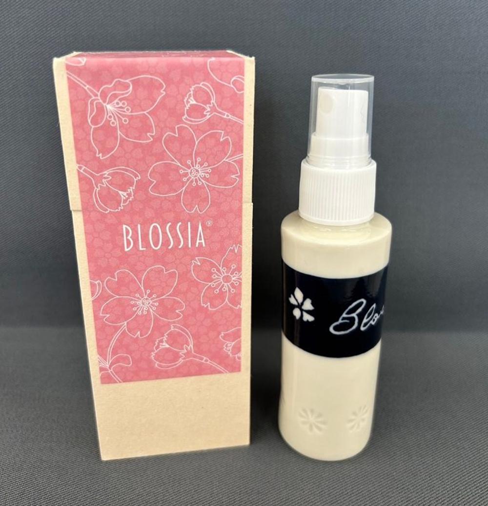四日市萬古焼ボトルに入った、桜のフレグランススプレー BLOSSIA 50ml 御幸毛織│四日市 萬古焼 万古焼 アロマスプレー 桜の香り アロマ 香り 癒し 安眠 睡眠 気分転換 リフレッシュ_イメ