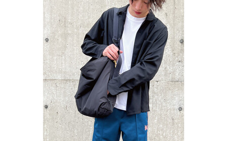 無駄のないシンプルさ、大判ショルダーバッグ　UKIE　Super water repellent