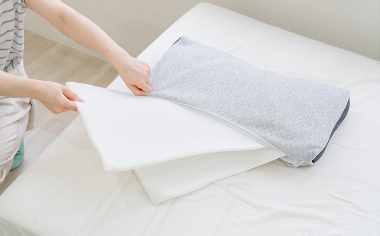 高さを3段階で簡単に変えられるので、自分ならではのベストポジションが得られる！セルフフィッティング枕「3段階に高さ調整できる 寝返りしやすい首もとフィットそば殻まくら」【快眠、枕、睡眠、そば、寝心地、