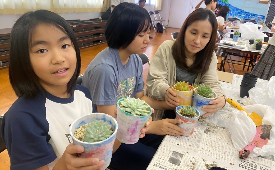 環境教育ワークショップで生まれたフラワーポット。
大サイズは、植える楽しさと達成感をしっかり味わえるサイズです。