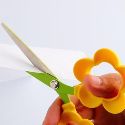 ふるさと納税 関市 【ペン立て付きはさみ】coconeフラワー イエロー 〜はさみ ニッケン刃物 インテリア |  | 02