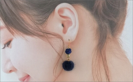 ＊藍色（ネイビー）＊水引ピアス/玉結びとフェイクファーのピアス