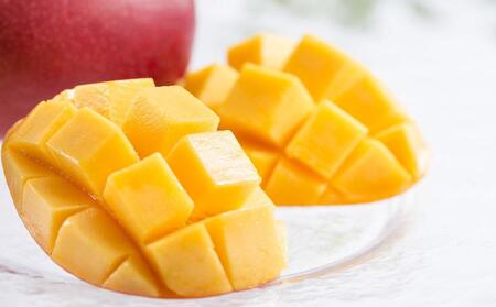 【2025年先行予約】奄美 加計呂麻島 完熟マンゴー 家庭用 約1kg（2～3玉入り）化粧箱