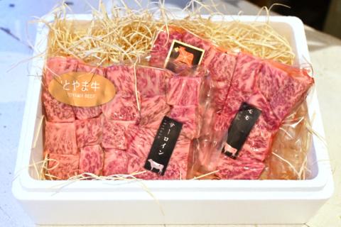 牛肉 とやま牛 サイコロステーキ 合計600g サーロイン & モモ 各300g 肉 国産 ビーフ 真空パック 冷凍 ステーキ 食べ比べ / カシワファーム / 富山県 朝日町 [34310288]