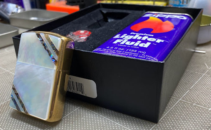 【ふるさと納税オリジナルデザイン】貝貼りZIPPOライター（ゴールド） ファッション小物 雑貨 日用品 民芸品 工芸品 貝釦職人 白蝶貝 メキシコアワビ 鎧 手作り ギフトボックス