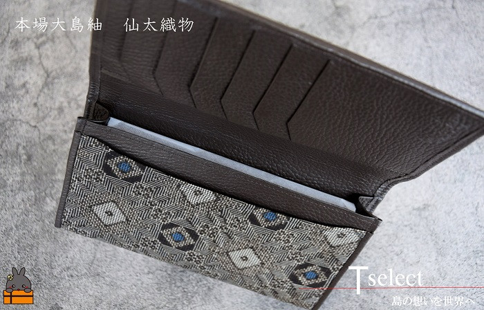 大切な物を入れる収納ケースとして、また、コインケースなどを入れて財布としても活躍します。