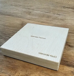 丸小皿 乱糸（マット仕上げ）漆白［NF183］