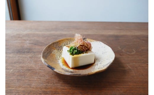 どんなお料理にもお使いいただける国産有機醬油。是非初めは冷奴やお刺身など、素材の旨味を楽しむ食材のお供にお使い下さい。