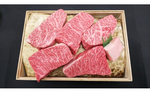 
                  【桜八】「うねめ牛」A5等級ももステーキ 700g（140g×5枚） 牛肉 お肉 もも肉 
                