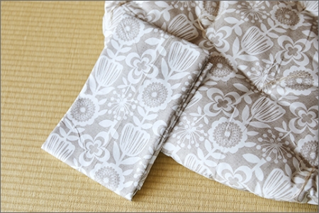 体に優しい天然繊維 手作り まる座布団 （同色柄のカバー付き）