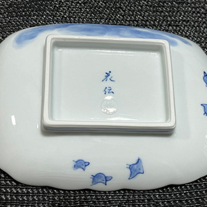 有田焼 染付霊峰富士に波濤文 小向付 2枚セット【有田焼 花伝作】食器 器 うつわ 皿 和皿 小皿 取皿 2枚 セット 富士山 富士 縁起物 染付 青  手描き 電子レンジ対応 dw008