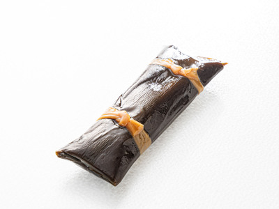 国産(北海道産)昆布で鮭(サケ)と鰊(にしん)を丁寧に巻いた昆布巻きセット(4本)【1386302】