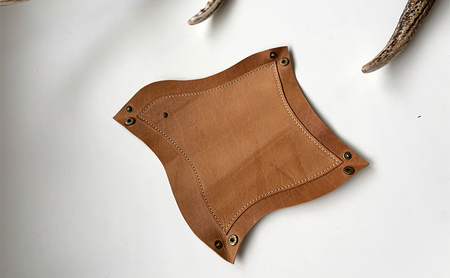 千鳥がモチーフの持ち運びできるtoriトレイ ブラウン(大)［amina+］【 本革 革小物 レザー ハンドメイド 小物入れ アクセサリートレイ シンプル エゾシカ革 手作り トレイ 置き皿 北海道 