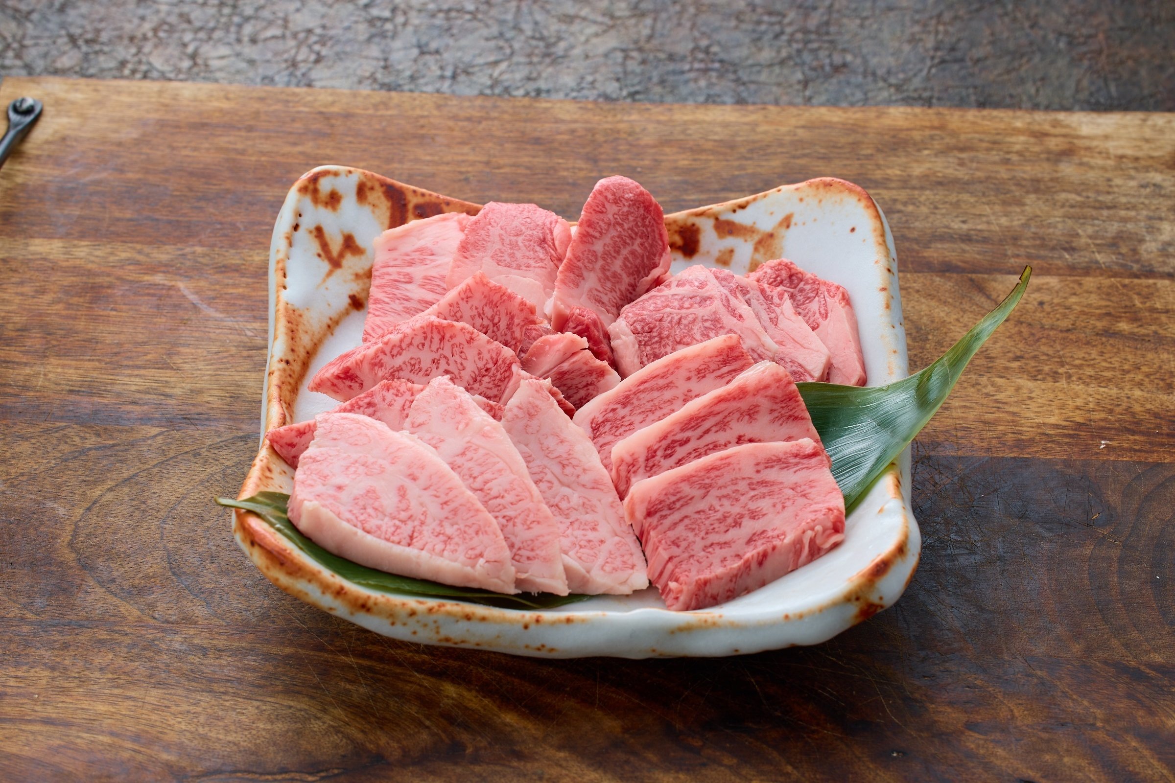 
                  鳥取和牛 肩ロース焼肉 800g
                