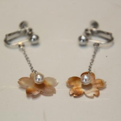 ふるさと納税 志摩市 貝と真珠　イヤリング【桜:マベ】 |  | 01