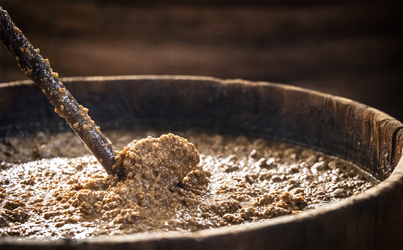 プラスティックやステンレスの桶とは異なる、「百年木桶」ならではの味わいを。創業100年以上続く、希少な木桶仕込みの伊勢藏6点セット（丸大豆醤油200ml、白醤油200ml、香るぽんず360ml、香るつ