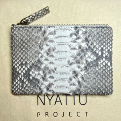 【ふるさと納税】NYATTU PROJECT　天然パイソン革(ヘビ革) フラグメントケース(ポーチ) グレーマダラ【1578575】