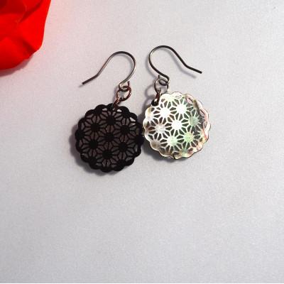 ふるさと納税 大和高田市 黒蝶貝のレース彫刻「麻」ピアス |  | 02