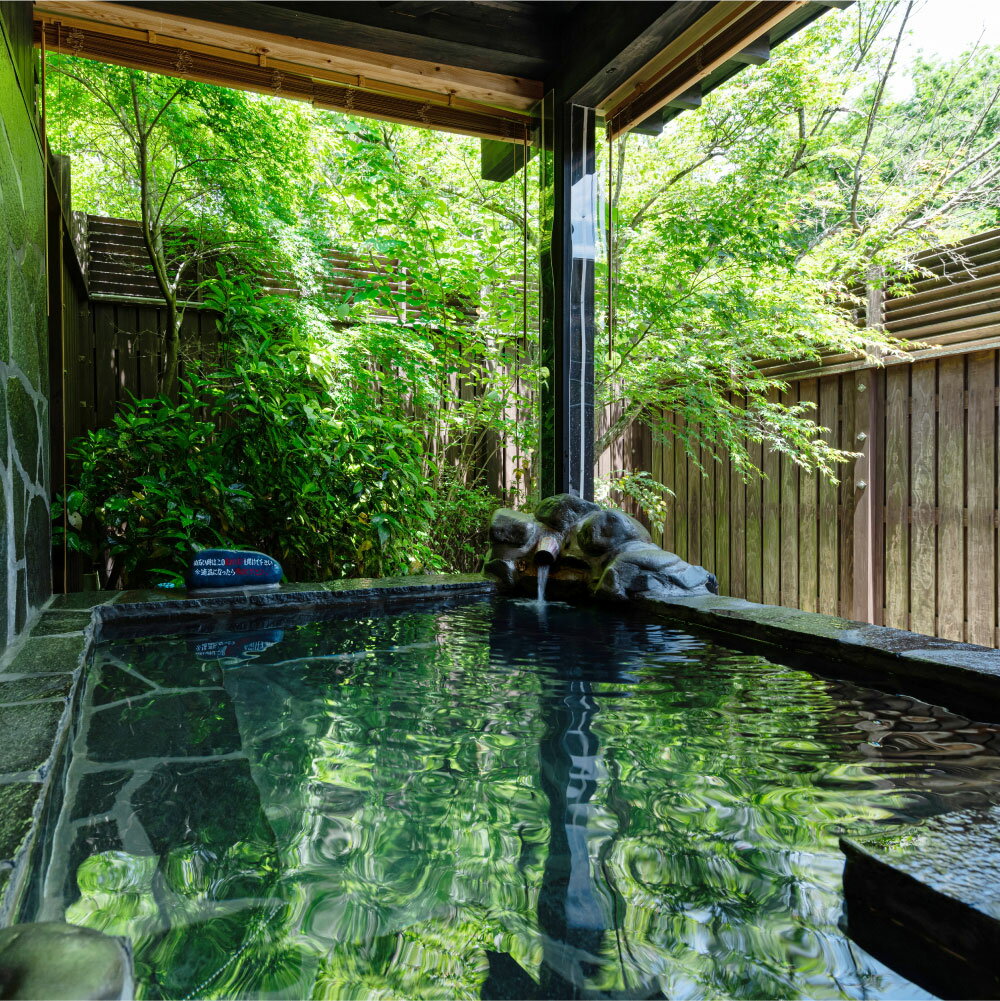 【ふるさと納税】【平日限定】源泉かけ流し温泉付き離れ宿 ペア宿泊チケット（一泊二食付き） 1枚 2名様 さがら温泉茶湯里 半露天風呂 宿泊券 施設利用券 旅行券 旅館 ホテル 旅行 観光 トラベル 熊本県 相良村 送料無料