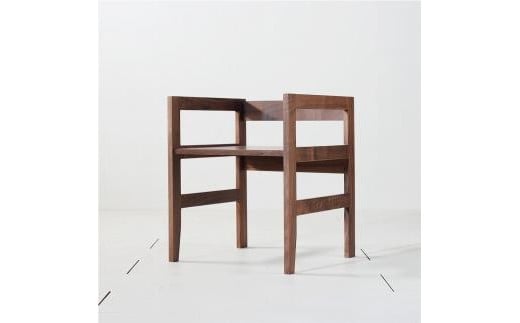 テーブルの下にぴったり入るダイニングチェア　ウォールナット無垢材　漢字の『月』に見えるムーンチェア