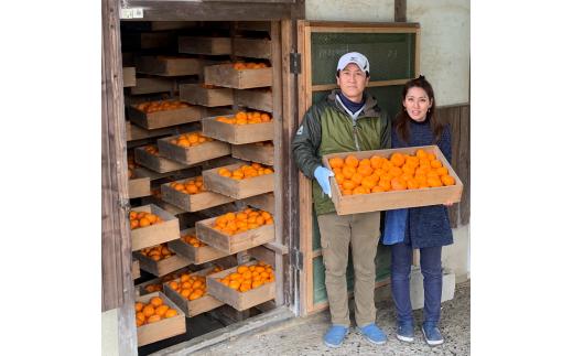 蔵入りみかんと生産者の石橋さんご夫妻