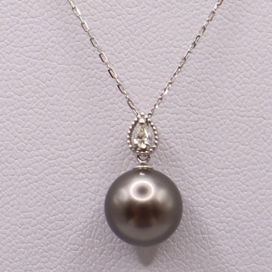 
                  2069 Pt  黒蝶タヒチ真珠　8.0㎜up 　ペアシェーブカットダイヤモンド0.04ct　ペンダントネックレス
                
