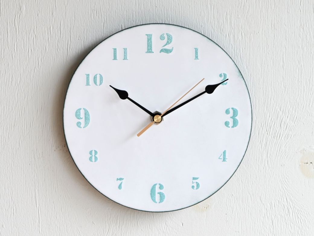 白地に青色文字