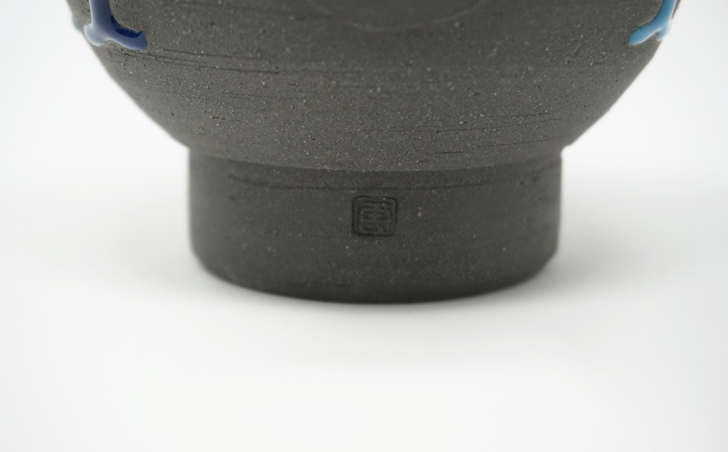 風神窯 － 黒泥釉盛上アイヌ紋マグカップ２つセット