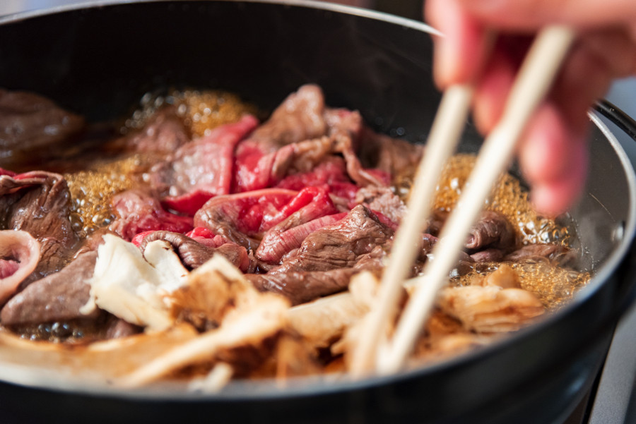 焼肉やすき焼きはもちろんのこと、牛丼や野菜炒めにしたりと多種多様な料理でお楽しみください