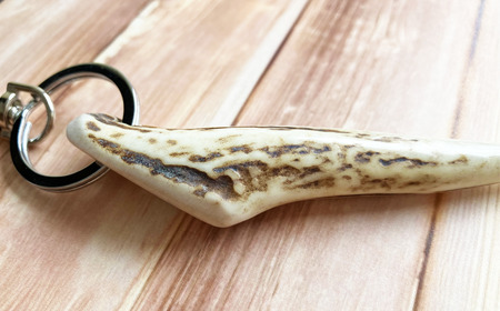 鹿の角 キーホルダー 1個 【竜鹿】／ 鹿角 鹿 しか シカ グッズ 本物 加工 加工品 工芸 工芸品 クラフト キーリング 一点物 シンプル アクセサリー プレゼント メンズ レディース 日用品 雑