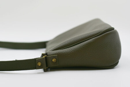 益子の革工房maharoのラウンドショルダーバッグ（M）オリーブグリーン｜栃木県 益子町 ふるさと納税 ショルダーバッグ バッグ 牛革 手作り (AX116-4)