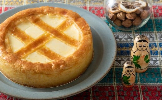 周りのクッキー生地はサクサク、中はレアチーズケーキと間違えられるほどのマイルドでクリーミーな味わいが特長です